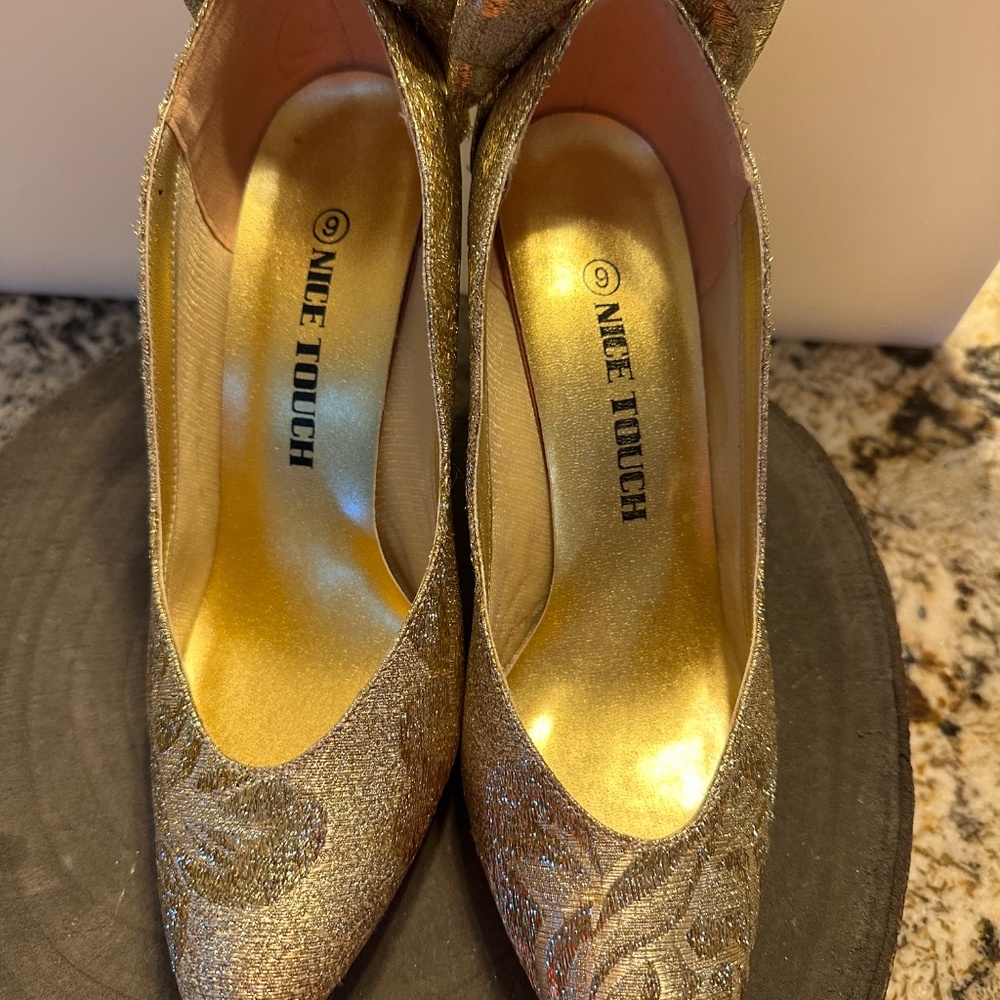 Nice Touch Gold Heels with Bows on Heels. Size 9. - Picture 4 of 7